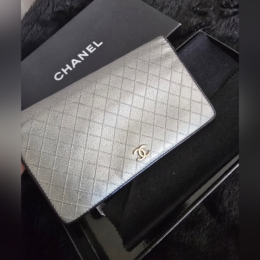 CHANEL Silver Quilted Leather Clutch with CC Logo - Picture 3 of 16